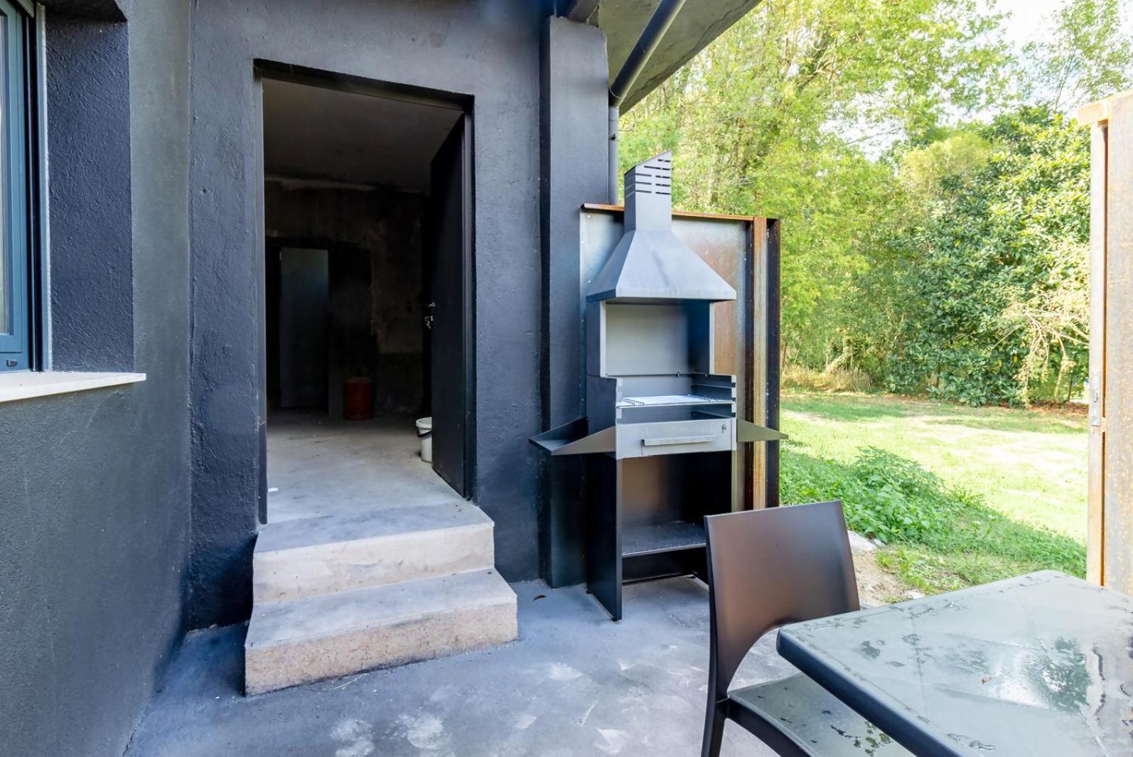 Black House Sorprendente Casa Estilo Industrial Olot Dış mekan fotoğraf