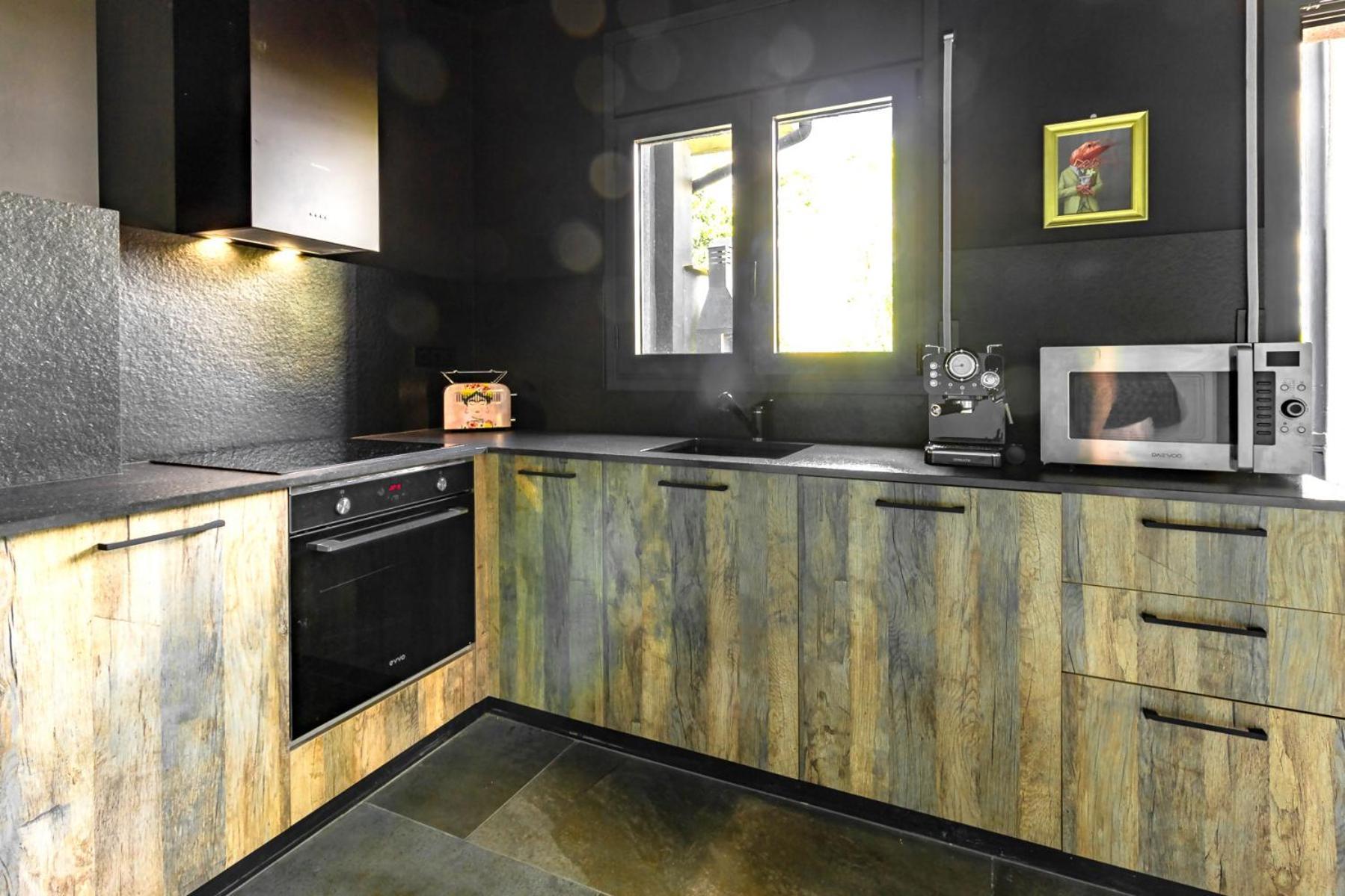 Black House Sorprendente Casa Estilo Industrial Olot Dış mekan fotoğraf